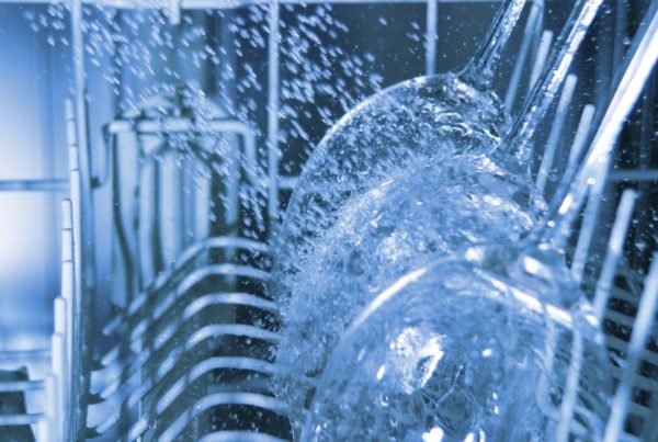 Ultra Sani 6 - Genesis Canada Sanitizer and sanitization for low temperature dish machines, containing chlorine bleach for final rinse in dishmachines.